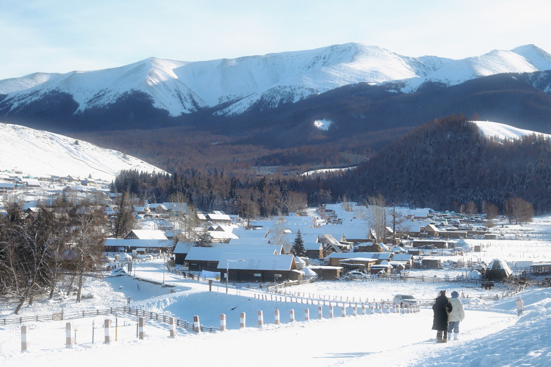 阿勒泰 · 雪山下的村落与行人,呈现远近层次。