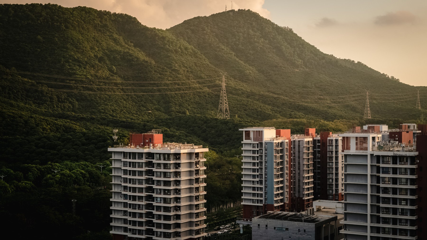 深圳塘朗山 · 城市楼宇与连绵山体相邻,暮色连接自然与日常。